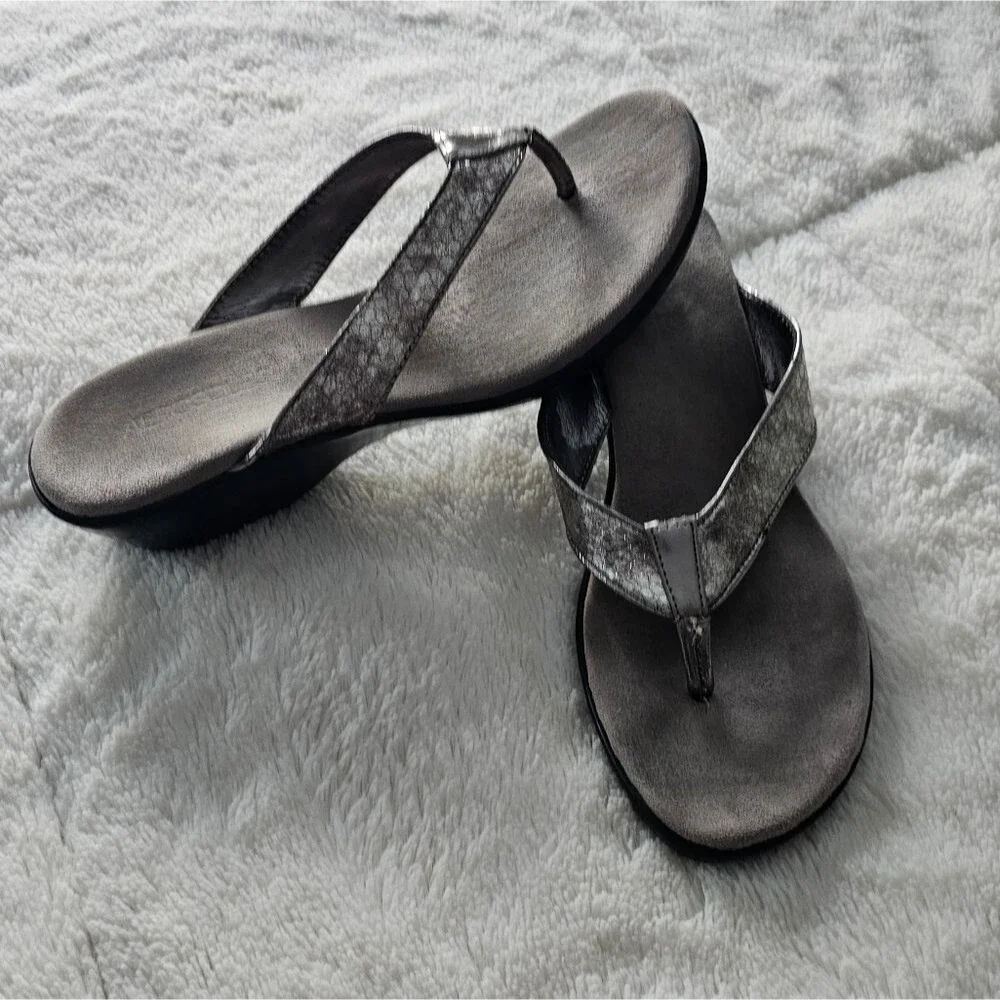 Aerosoles Silver Wedge Thong Sandals Size 9.5
